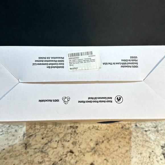 The Comfy Original Luxurious Sherpa-Lined Wearable Blanket. NWT. - Picture 6 of 7